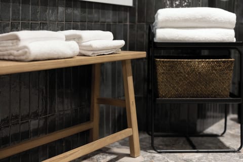 Superior Double Room | Bathroom | Shower, free toiletries, hair dryer, towels