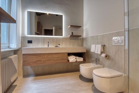 Superior Room | Bathroom | Shower, hair dryer, towels, soap