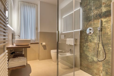 Classic Twin Room, Courtyard View | Bathroom | Shower, hair dryer, towels, soap