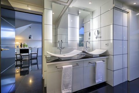 Suite Las Damas | Bathroom | Separate tub and shower, free toiletries, hair dryer, bidet