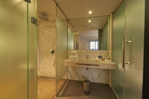 Superior King Suite | Bathroom | Shower, rainfall showerhead, free toiletries, towels