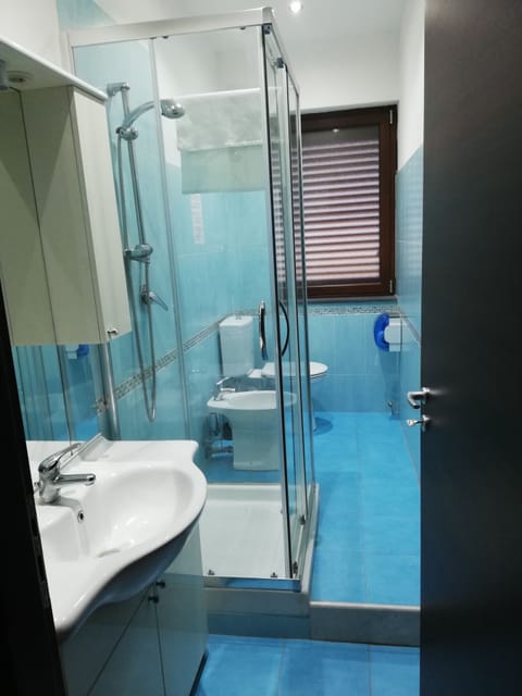 Standard Double or Twin Room | Bathroom | Shower, free toiletries, hair dryer, bidet