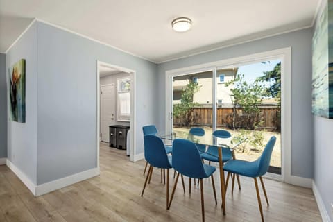 House (3 Bedrooms) | In-room dining