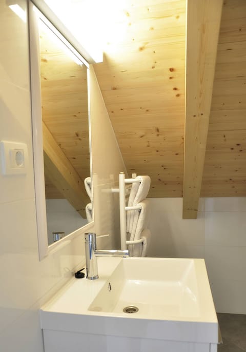 Room, 1 Bedroom, Smoking, Balcony | Bathroom