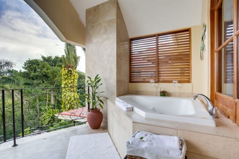 Honeymoon Suite | Jetted tub