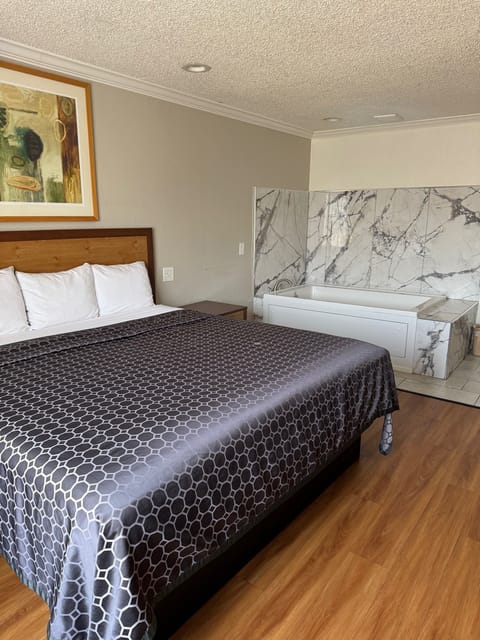 Deluxe Room, Jetted Tub | Desk, iron/ironing board, free WiFi, bed sheets