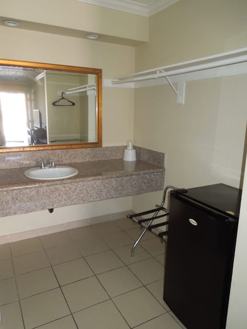 Standard Room, 1 King Bed, Non Smoking | Bathroom | Combined shower/tub, deep soaking tub, hair dryer, towels