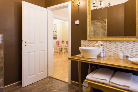 Deluxe Suite | Bathroom | Shower, hair dryer, slippers, towels