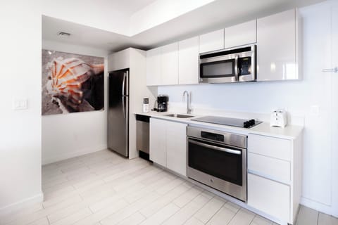 Full-size fridge, microwave, oven, dishwasher