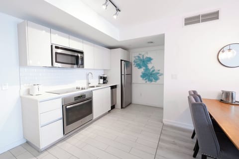 Full-size fridge, microwave, oven, dishwasher