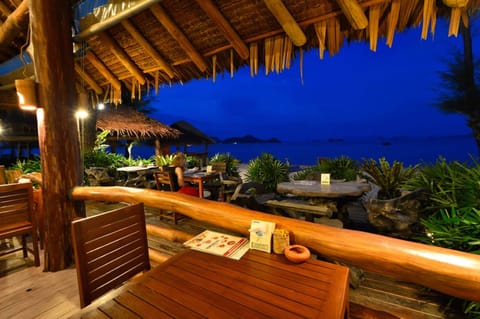 Breakfast, lunch, dinner served; Thai cuisine