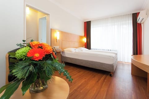 Double Room, 1 Queen Bed, Non Smoking | Hypo-allergenic bedding, down comforters, in-room safe