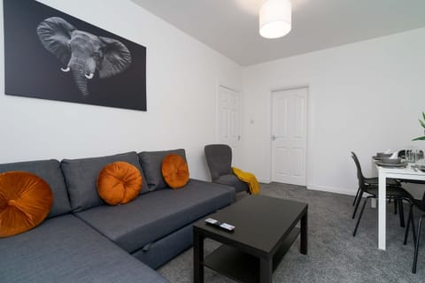 Apartment | 2 bedrooms, desk, Internet