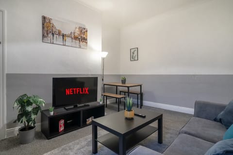 Apartment | 3 bedrooms, desk, Internet