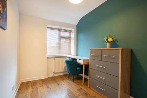 House | 2 bedrooms, desk, Internet