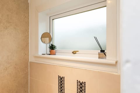 House | 3 bedrooms, desk