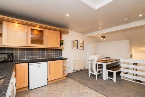 House | 3 bedrooms, desk