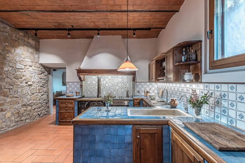 Fridge, cookware/dishes/utensils