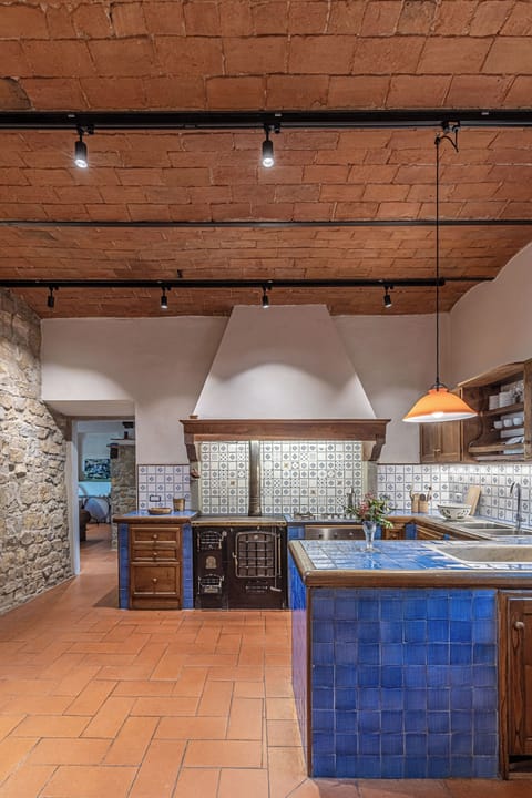 Fridge, cookware/dishes/utensils