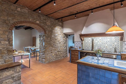 Fridge, cookware/dishes/utensils