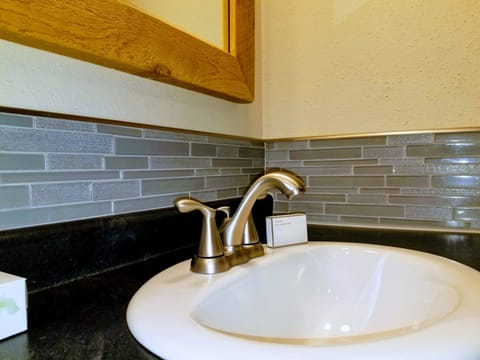 Signature Room, 1 King Bed | Bathroom sink