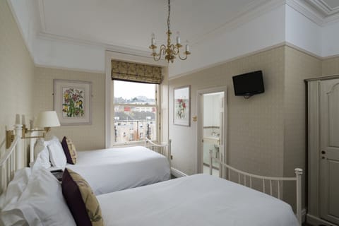 Standard Room, 2 Twin Beds, Ensuite | Hypo-allergenic bedding, individually decorated, individually furnished