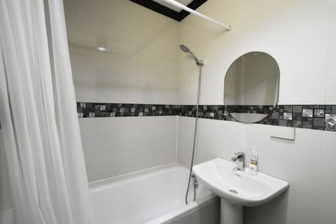 Combined shower/tub, free toiletries, hair dryer, bidet