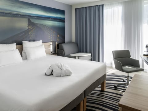 Premium bedding, in-room safe, desk, blackout drapes