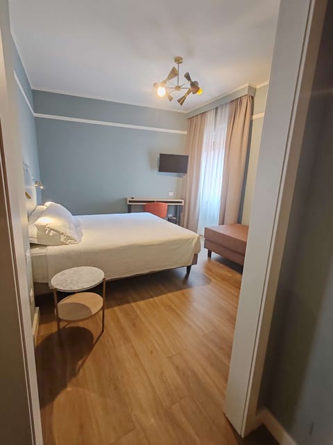 Family Room, Multiple Beds, Non Smoking (2 queen and 1 single bed) | Down comforters, in-room safe, desk, laptop workspace