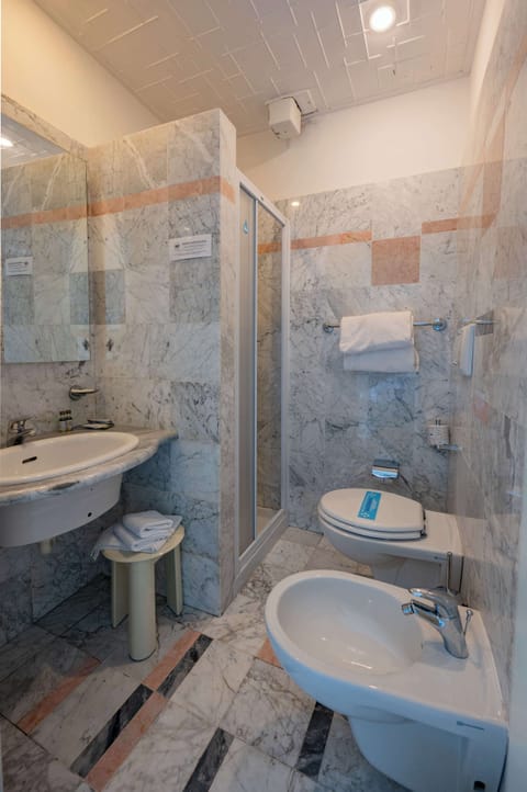 Classic Room, 1 Queen Bed, Non Smoking | Bathroom | Shower, free toiletries, hair dryer, bidet