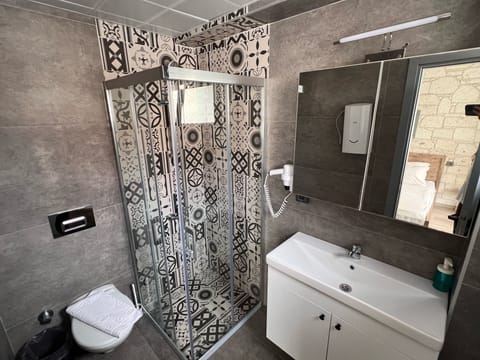 Triple Room, Private Bathroom, Courtyard View | Bathroom | Separate tub and shower, hair dryer, towels, soap