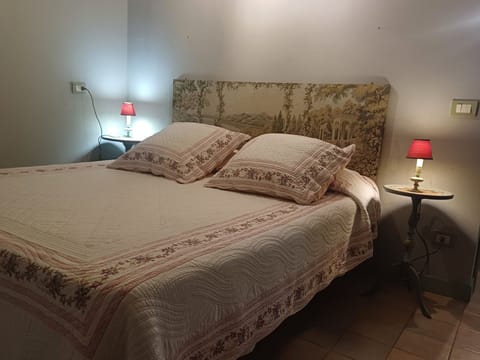 Blackout drapes, free WiFi, bed sheets