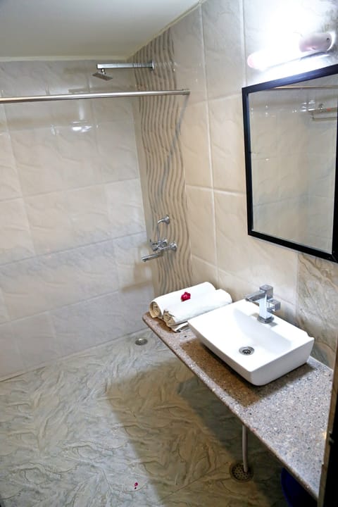 Royal Double Room | Bathroom | Shower, rainfall showerhead, designer toiletries, towels