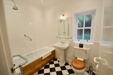 Wrens Cottage | Bathroom | Designer toiletries, hair dryer, towels, soap