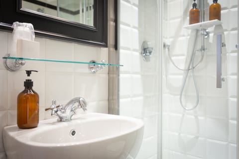 Superior Double Room | Bathroom | Free toiletries, hair dryer, towels