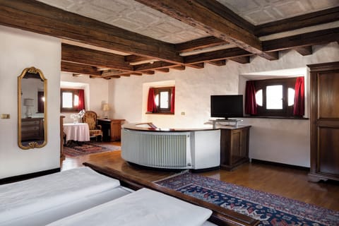 Suite (Tower) | Hypo-allergenic bedding, minibar, in-room safe, individually decorated