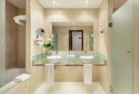 Combined shower/tub, eco-friendly toiletries, hair dryer, bidet