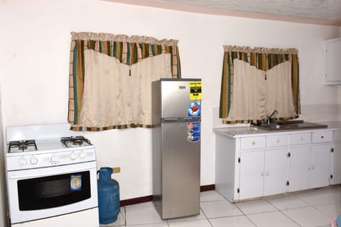 Standard Double Room, Kitchenette, Garden View | Private kitchen