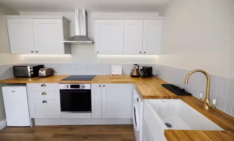 Apartment | Private kitchen | Fridge, microwave, oven, stovetop