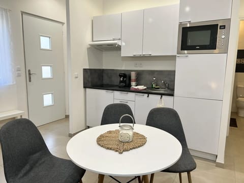 Comfort Apartment, City View | Private kitchen