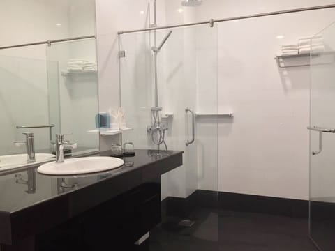 Superior Bayview Suite | Bathroom | Free toiletries, towels