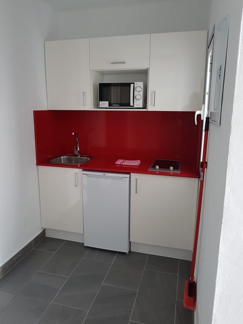 Studio | Private kitchenette | Fridge, microwave, stovetop, electric kettle