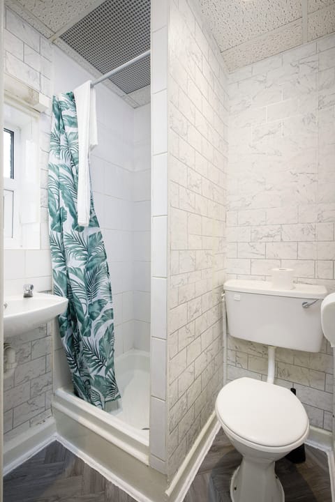 Standard Double Room | Bathroom | Shower, free toiletries, towels, soap