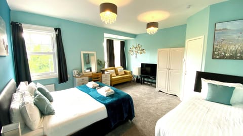 Comfort Double Room, Ensuite | Soundproofing, iron/ironing board, free WiFi, bed sheets