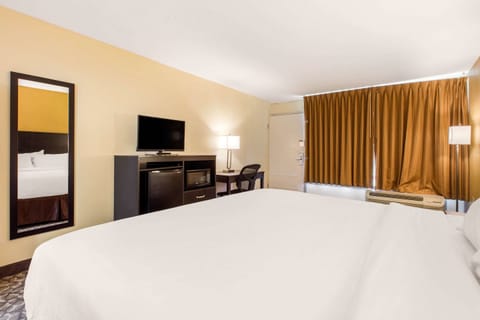 Standard Room, 1 King Bed, Non Smoking | Egyptian cotton sheets, premium bedding, down comforters, pillowtop beds