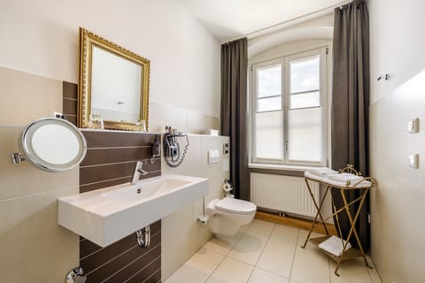 Standard Double Room | Bathroom | Deep soaking tub, designer toiletries, hair dryer, towels