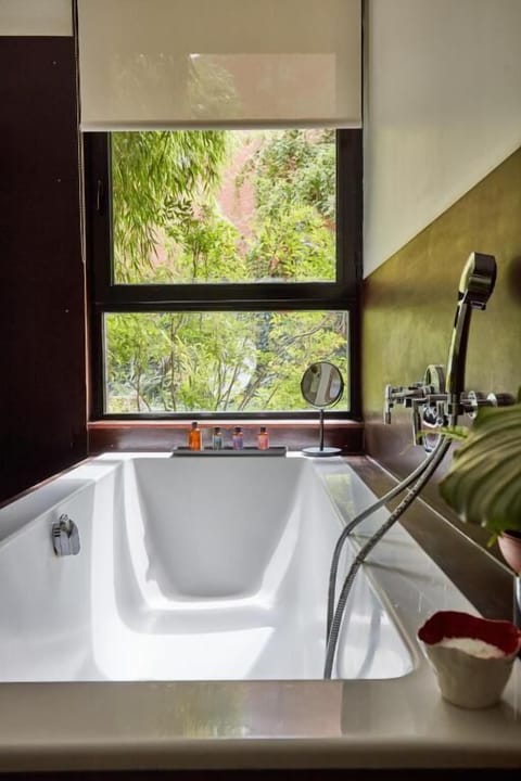 Deluxe Room, Garden View | Bathroom