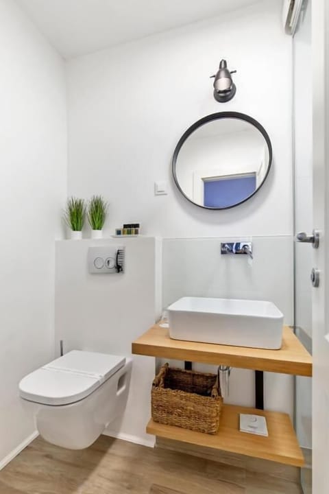 Standard Double Room | Bathroom | Shower, hair dryer, towels, shampoo