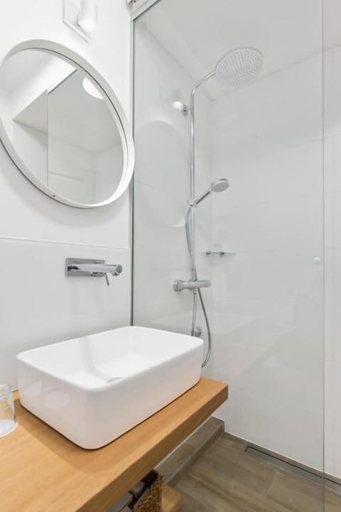 Shower, hair dryer, towels, shampoo