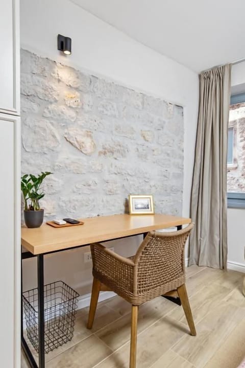 Standard Double Room | Laptop workspace, free WiFi